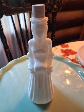 Avon White Milk-Glass Figurine Lotion Dispenser